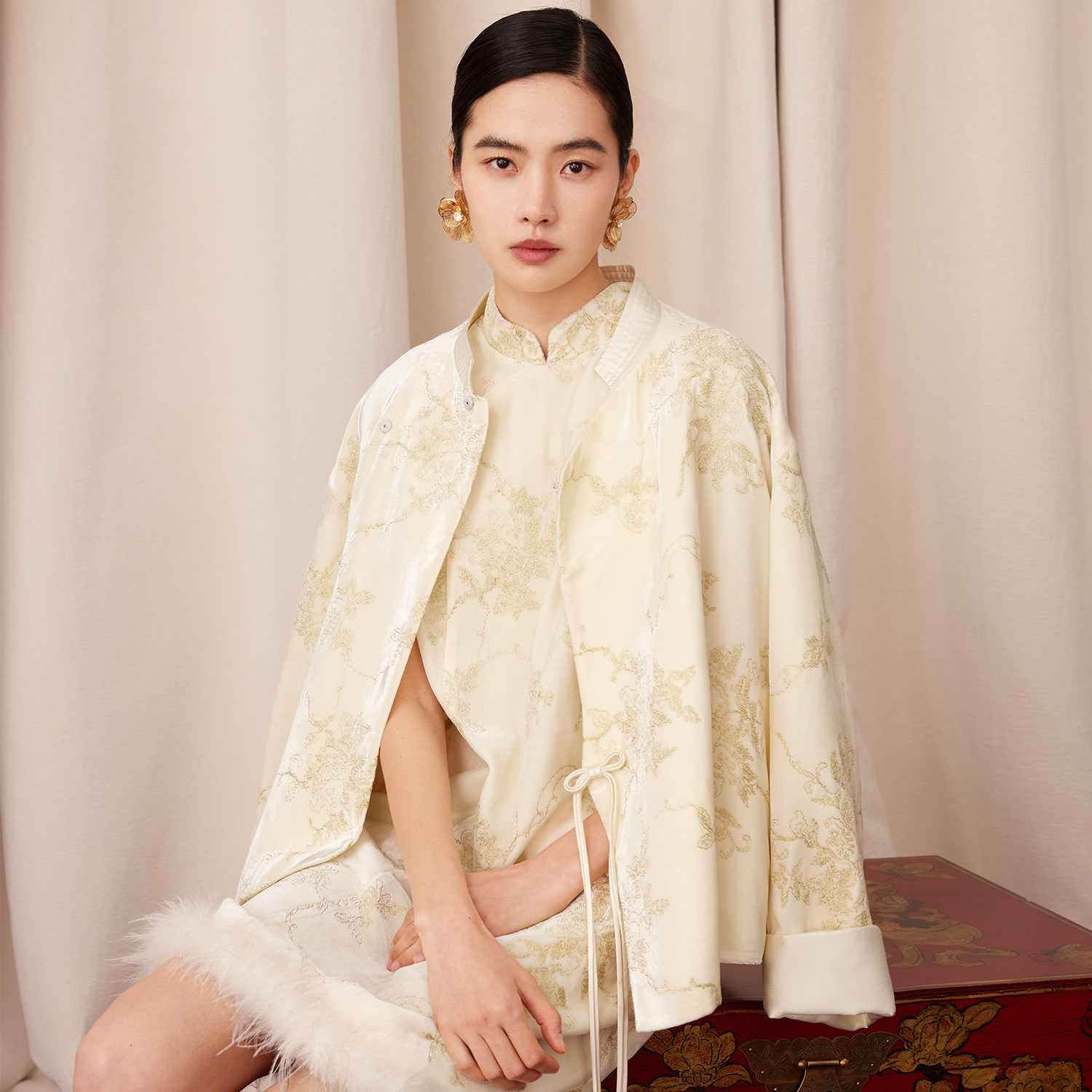 新中式盘金绣花丝绒短外套