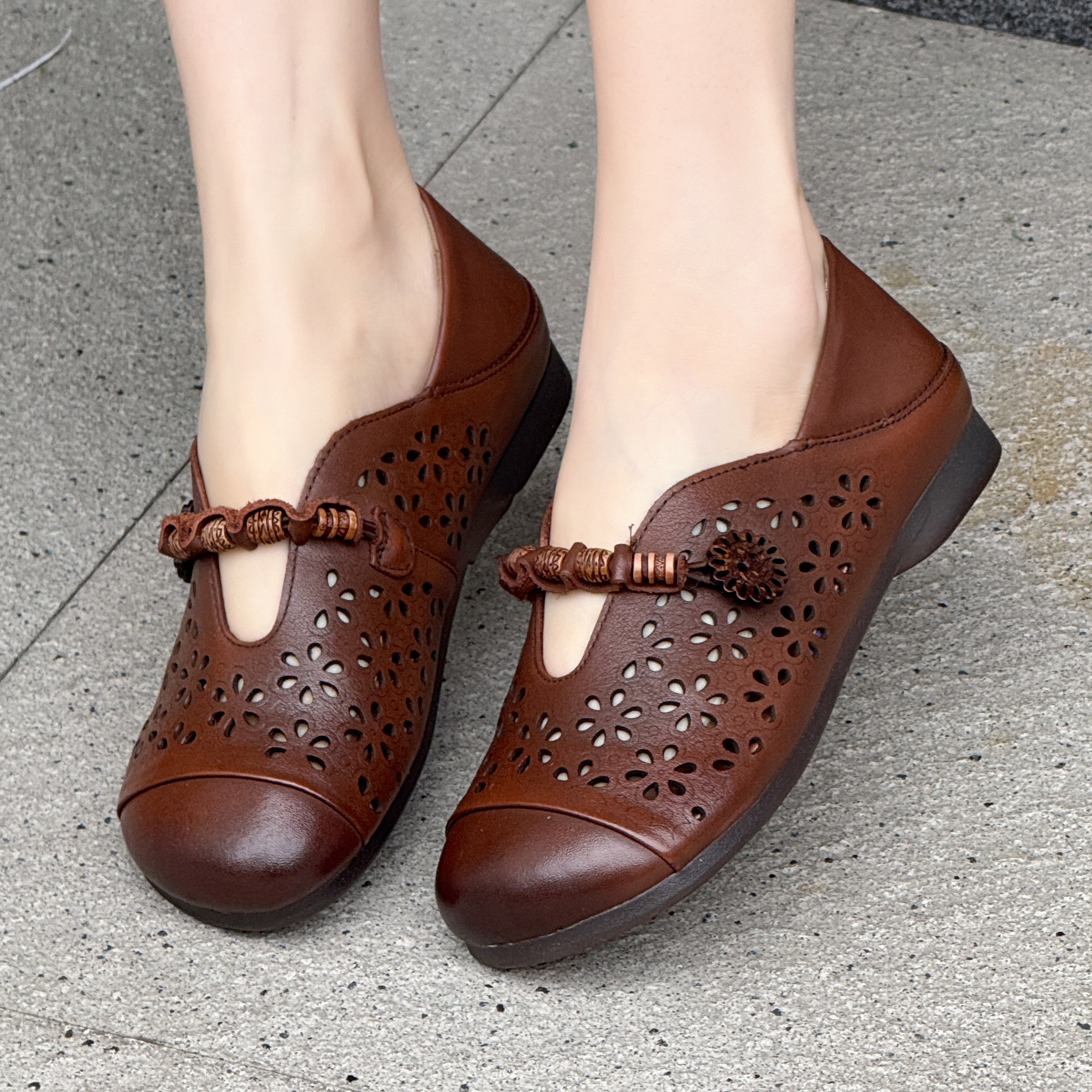 夏发真皮女鞋2026新款夏季透气女凉鞋牛筋底平底洞洞鞋软底妈妈鞋