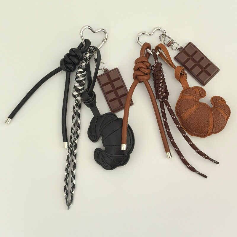 新品MIU系钥匙挂件可爱创意牛角包挂饰跨境钥匙扣高级感编绳挂饰