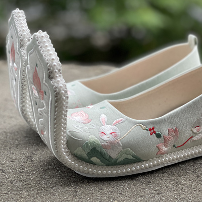 江南朱记内增高翘头履