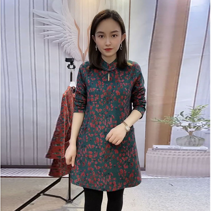 中老年妈妈连衣裙冬季新款复古碎花小个子大码中裙盘扣德绒大T恤