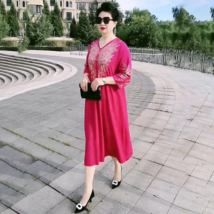 中年女士时尚V领针织连衣裙秋冬妈妈中长款宽松显瘦大码毛衣裙子