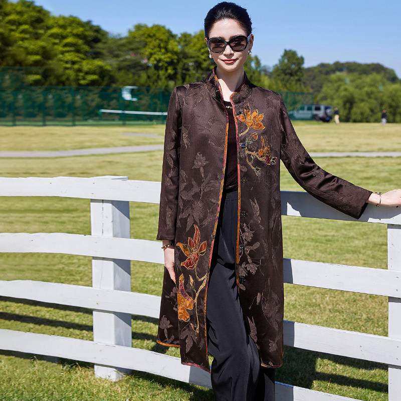 气质优雅妈妈装春秋新款风衣2026时尚女士中长款显瘦遮肉刺绣外套