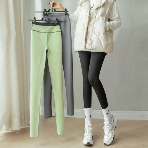 黑色鲨鱼皮打底裤芭比