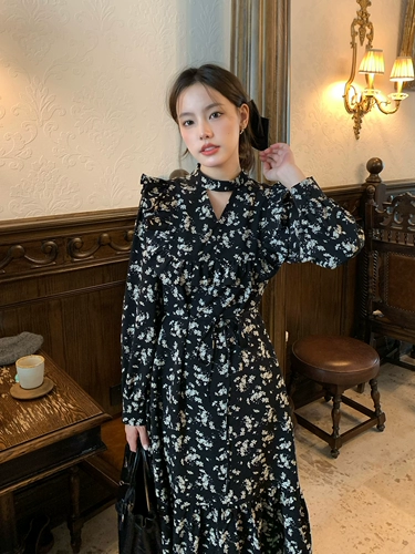 Зимнее небольшое дизайнерское шифоновое платье, лонгслив, тренд сезона, А-силуэт, в цветочек