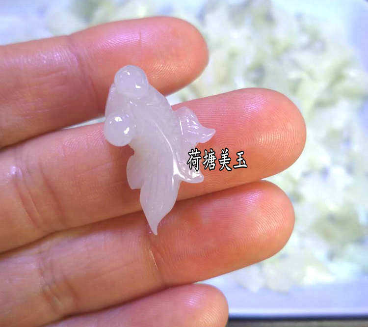 天然新疆和田玉鱼挂件青白玉富贵小金鱼吊坠年年有余项链宝宝包邮