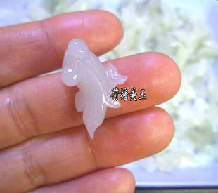 天然新疆和田玉鱼挂件青白玉富贵小金鱼吊坠年年有余项链宝宝包邮