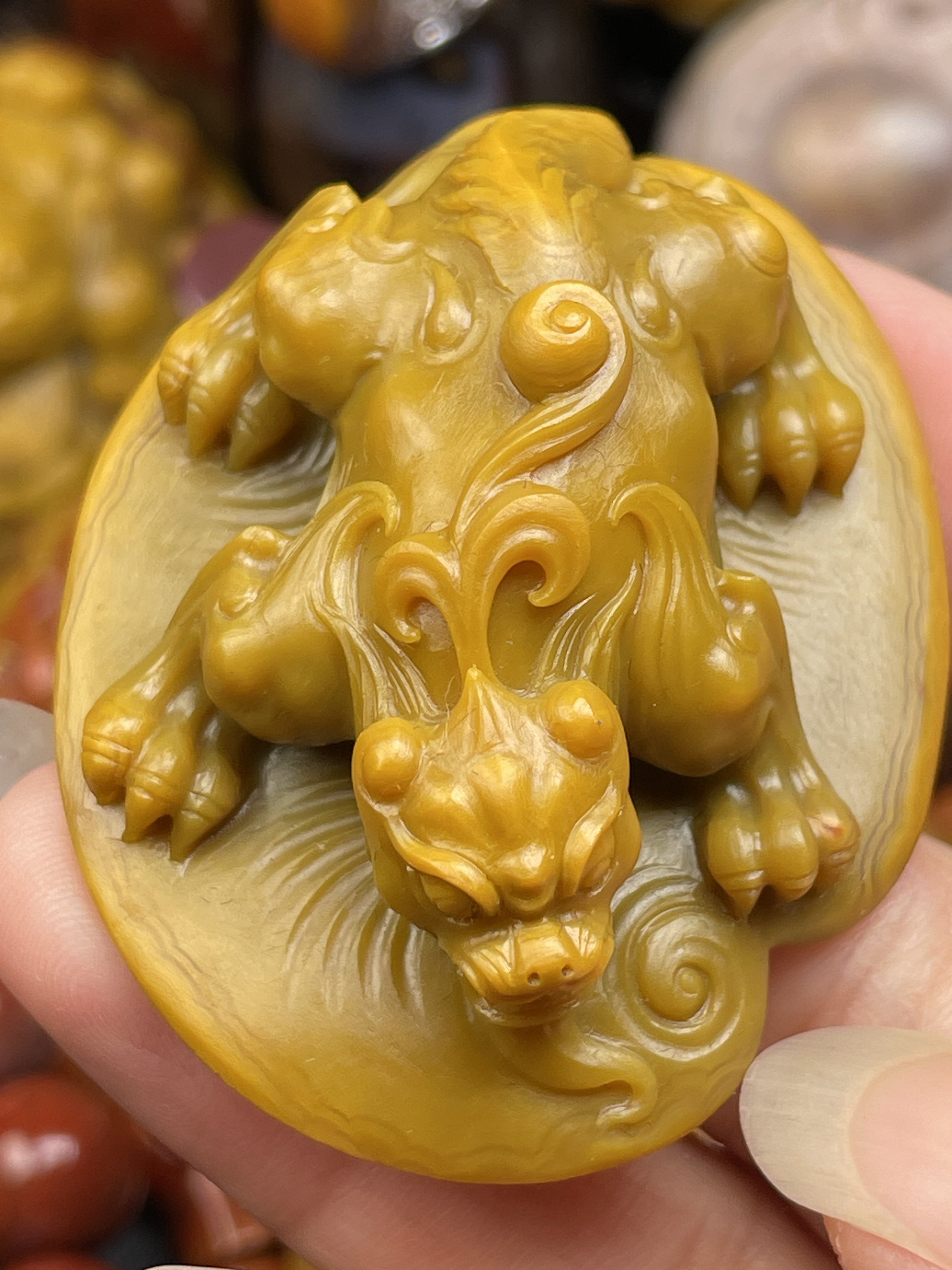 战国红玛瑙精品鸡油黄苏工精雕貔貅挂件摆件把件吊坠