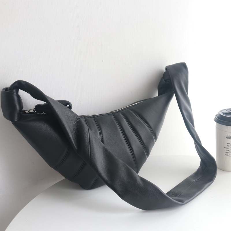 超轻百搭单品~慵懒随性~软糯全羊皮可颂包斜挎包真皮牛角包女包包