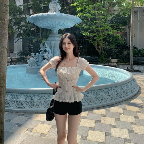 显瘦小蛮腰拼接蕾丝重工上衣女