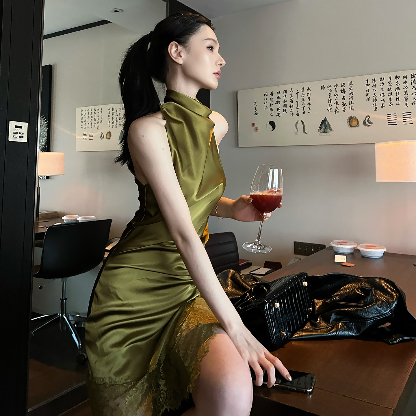 Lienni2026秋季新款暗苔金绿收腰显瘦荡领醋酸拼接挂脖连衣裙女