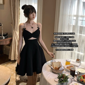 Lienni2024秋冬新款高腰显瘦镂空气质重工内搭节日吊带连衣裙女