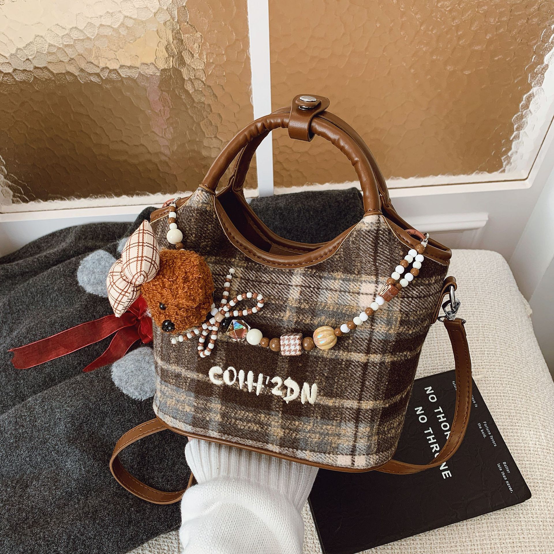 2025新款麂皮绒水桶包女手提斜挎包复古时尚潮流小众简约通勤女包