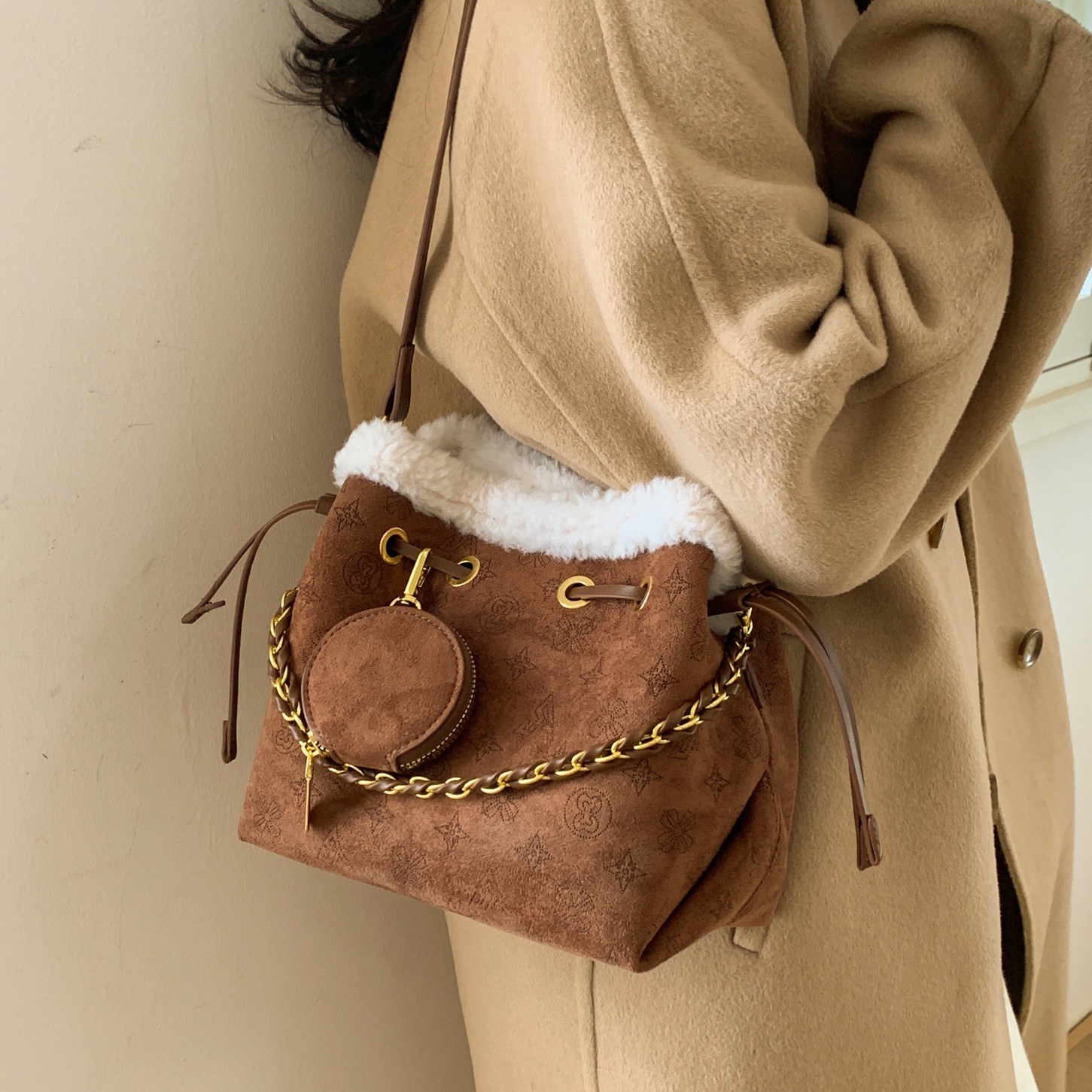 麂皮绒腋下包包女士2025秋冬新款潮高级感复古毛绒包大容量水桶包