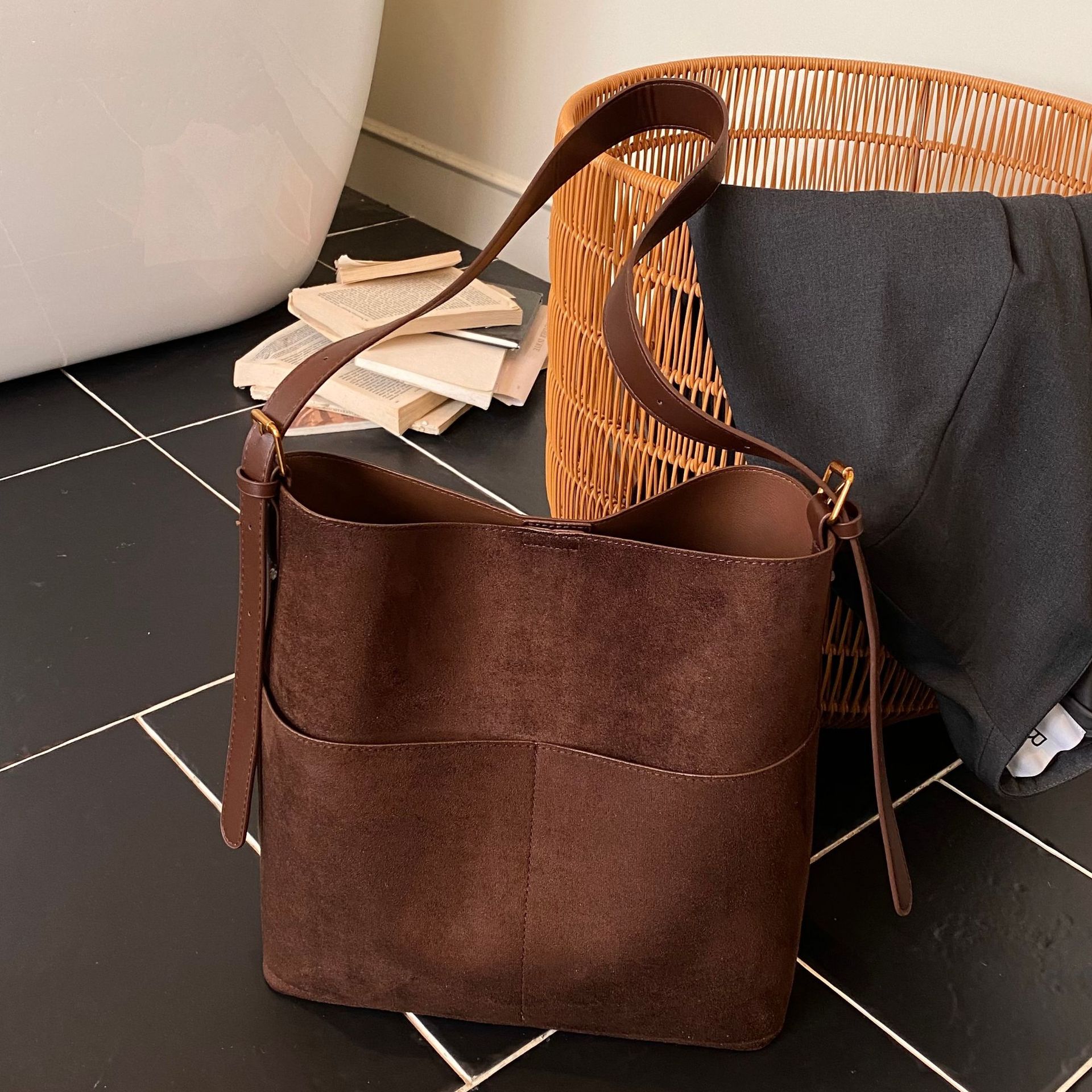 大容量麂皮绒水桶包包女式2025新款秋冬高级感小众单肩斜挎手提包