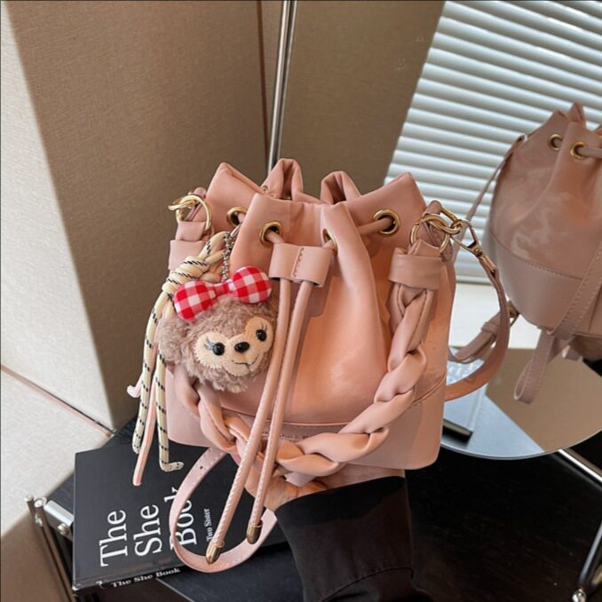 2026新款韩版撞色潮流单肩包气质女士休闲斜挎包复古通勤水桶包包