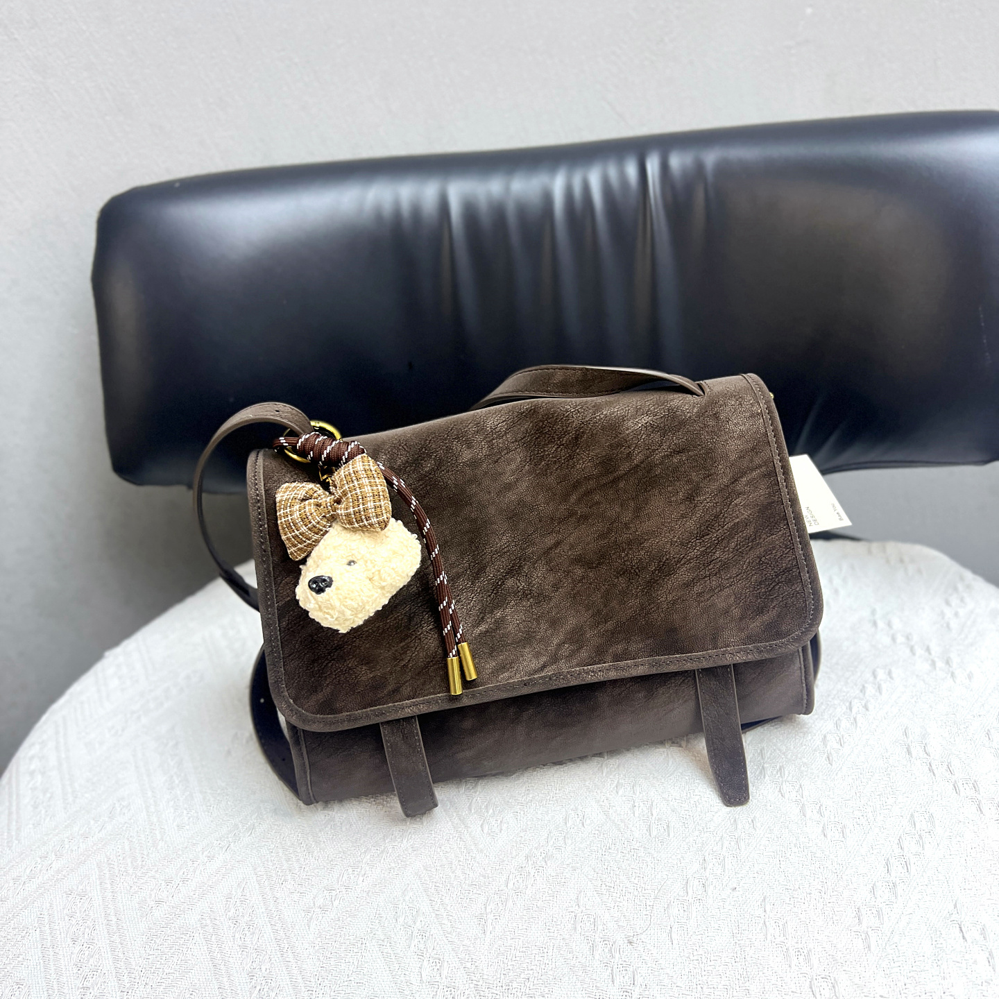 2025秋冬挚爱复古质感邮差包女百搭毛球挂饰小熊学院风单肩斜挎包