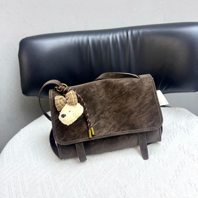 2025秋冬挚爱复古质感邮差包女百搭毛球挂饰小熊学院风单肩斜挎包