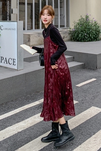 ootd穿搭安克拉红褶皱吊带连衣裙配针织衫2025春季气质皮裙两件套图片
