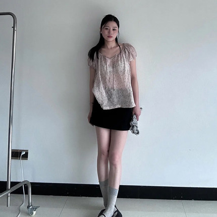 少女风亚麻V领短袖衬衫女宽松减龄娃娃衫上衣苎麻小衫碎花泡泡袖