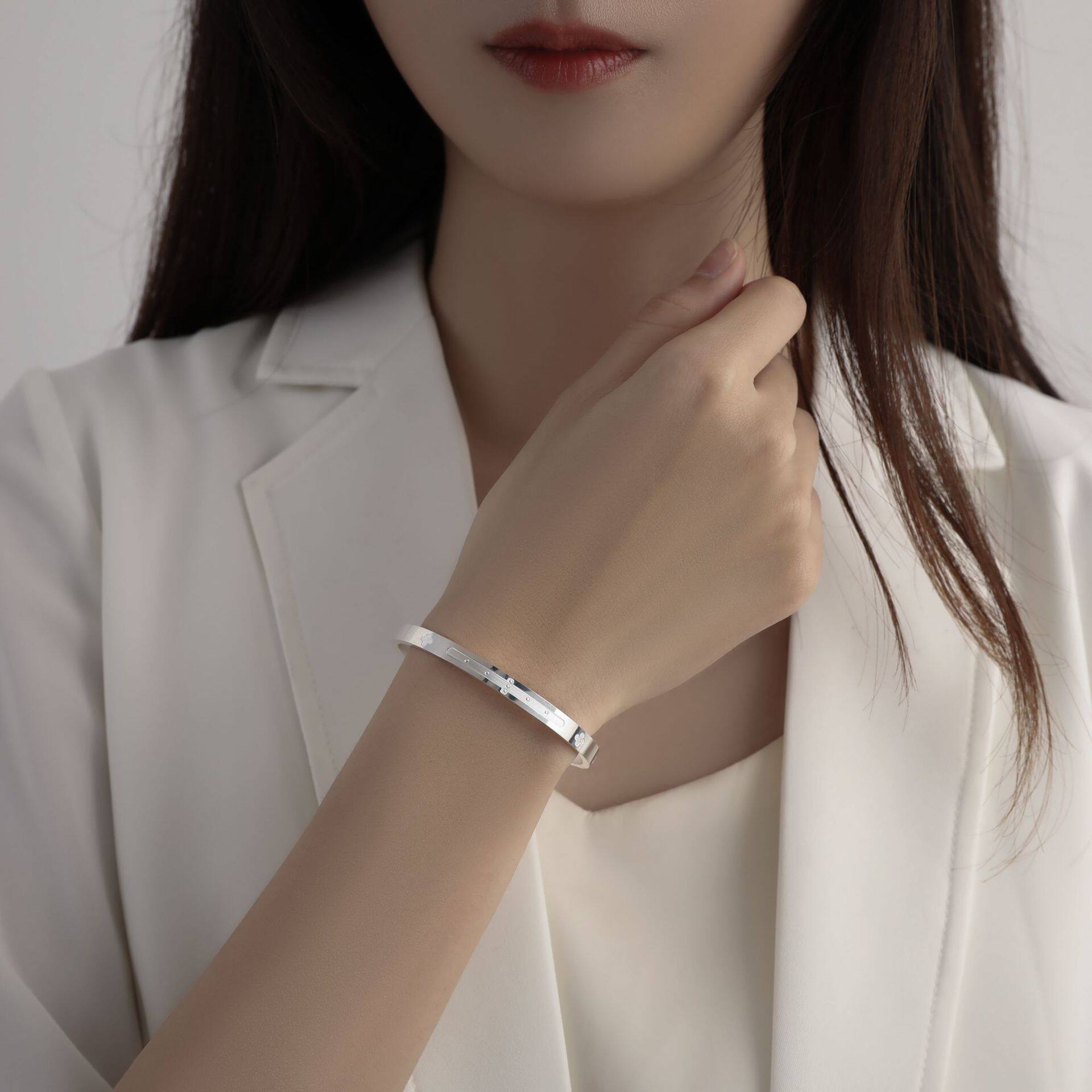 足银999女高级感轻奢风四叶草手镯光面卡扣开口银镯子情人节礼物