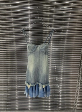 小众设计 23夏季 俏皮辣妹立体胸型 晕染印花拼接牛仔吊带连衣裙