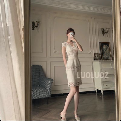 LUOLUOZ【蕾丝仙踪】温柔风花边肩蕾丝拼接绝美短款连衣裙JF1435