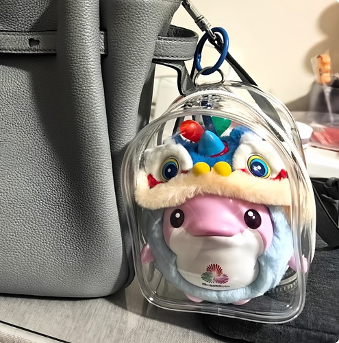 喜洋洋乐融融娃包全运会吉祥物遛娃包大湾鸡醒狮公仔防尘15cm痛包