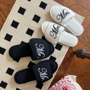 LIVINGBANK黑白华夫格情侣家居拖鞋 防滑静音地板拖MR&MRS刺绣拖鞋