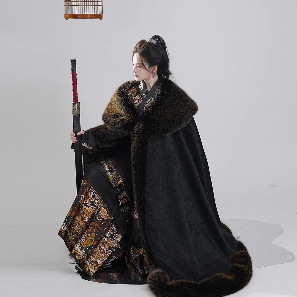 原创汉服毛领斗篷冬季新款加厚加绒长款披风提花黑色日常国风外套