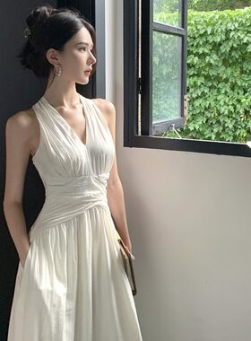 白色法式挂脖V领无袖连衣裙女夏气质显瘦长裙生日订婚宴会礼服裙