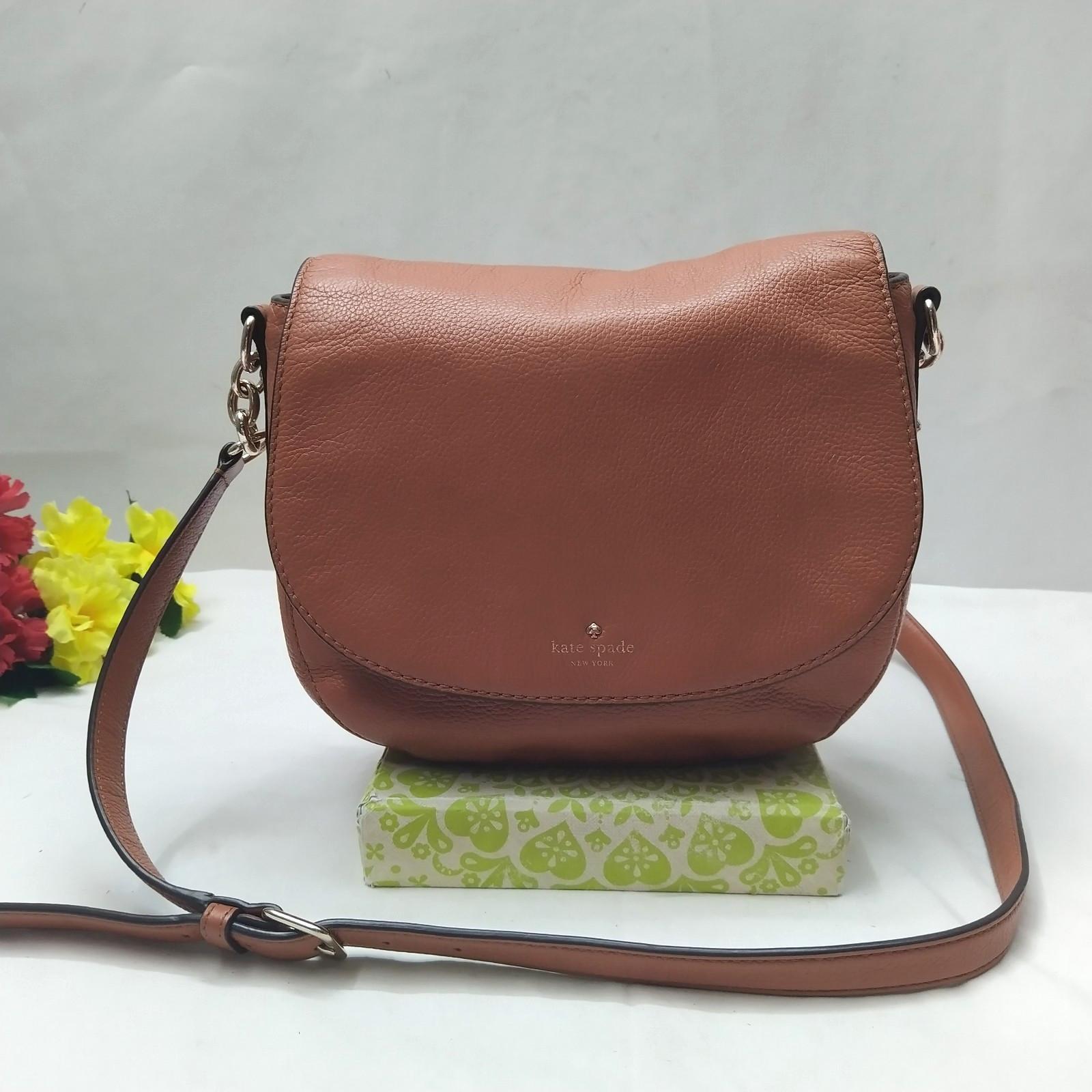 kate spade New York棕色荔枝皮翻盖Closure斜挎包