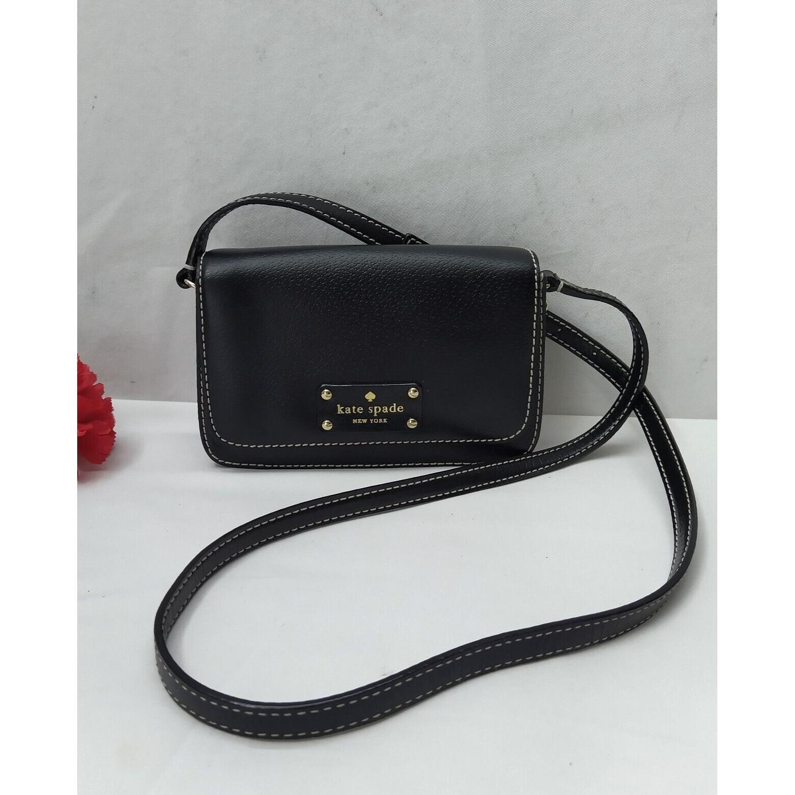 kate spade New York黑色真皮翻盖Closure小号斜挎包