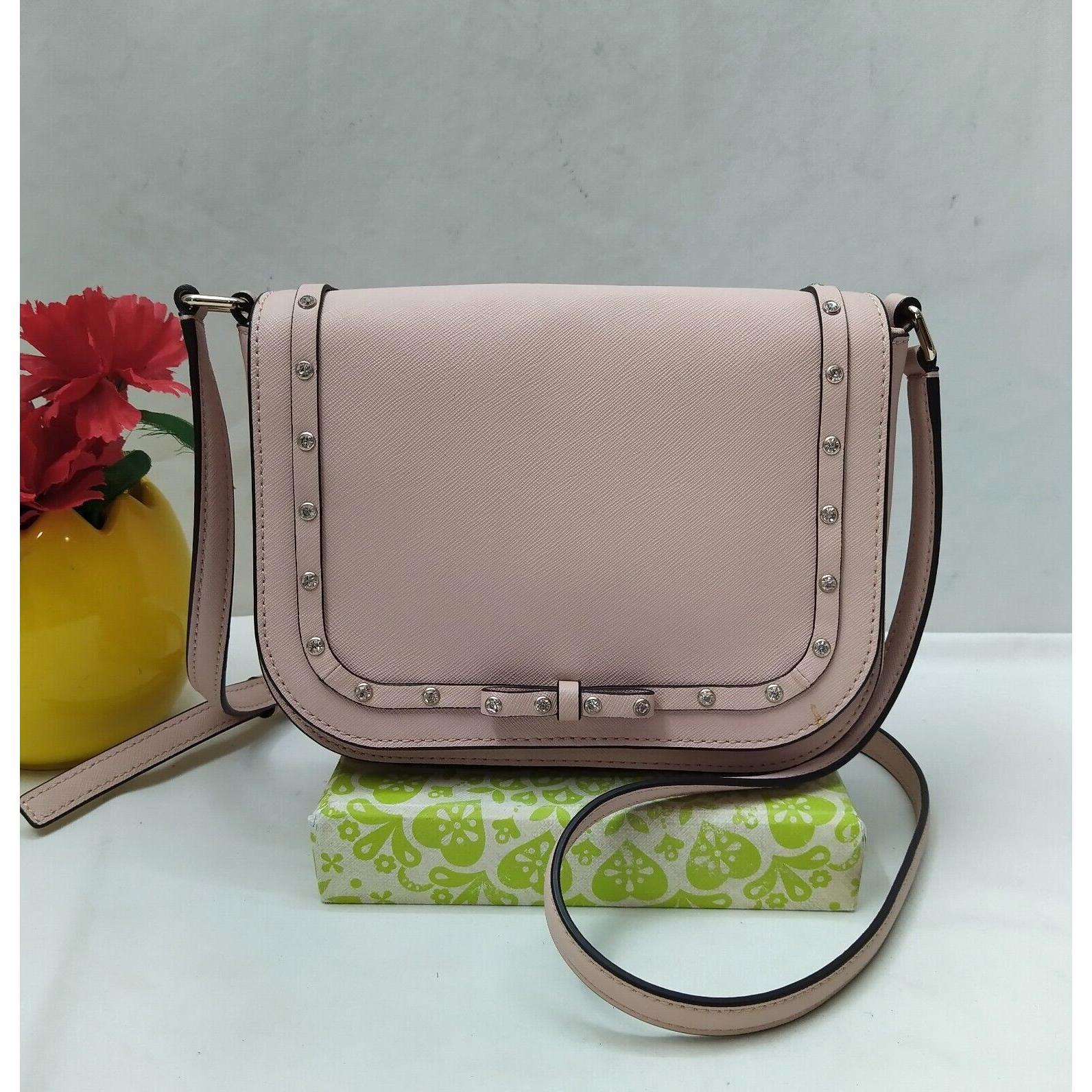 kate spade New York粉色真皮铆钉Bow翻盖Closure斜挎包
