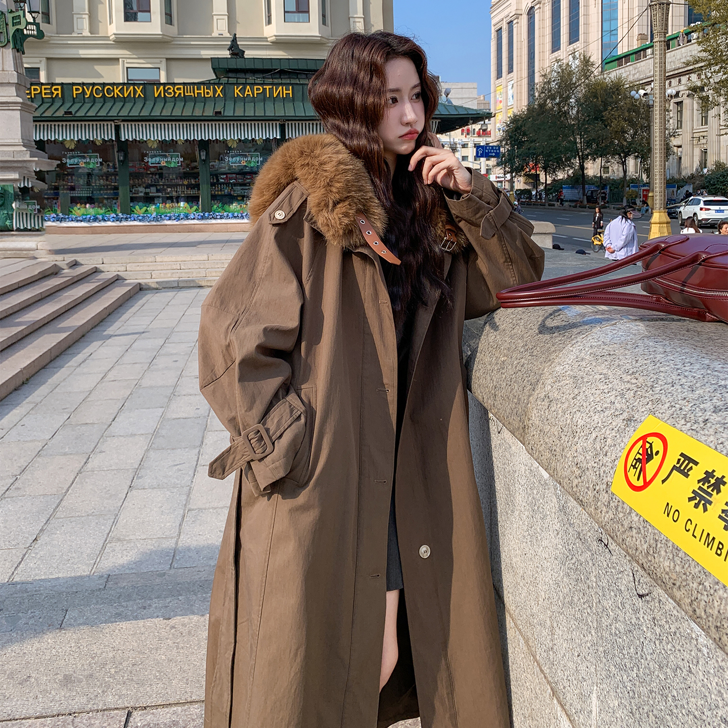 咖色大毛领风衣式派克服女长款