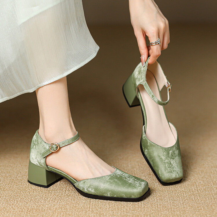 大码女鞋41一43国风新中式中空包头凉鞋女方头一字扣带新中式