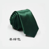 墨绿色