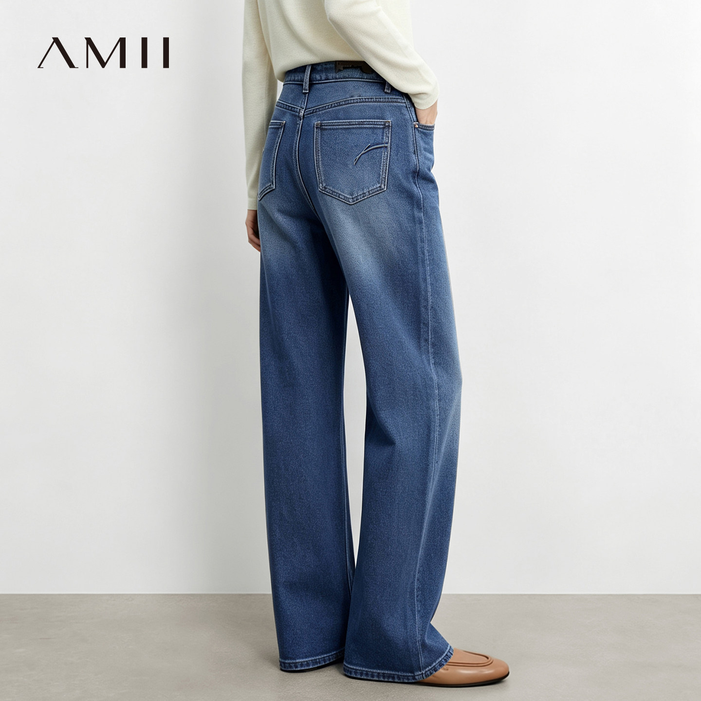Amii2026秋新款丹宁风不规则皮牌棉质牛仔长裤女压花工艺直筒裤