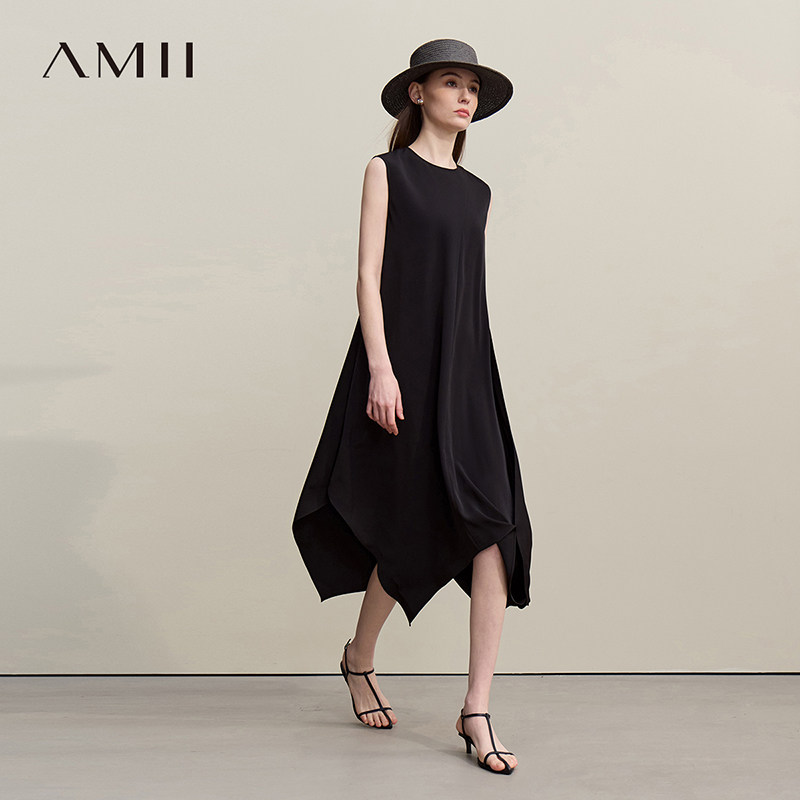 Amii2026夏新款度假风圆领无袖不规则收褶连衣裙女宽松小黑裙子