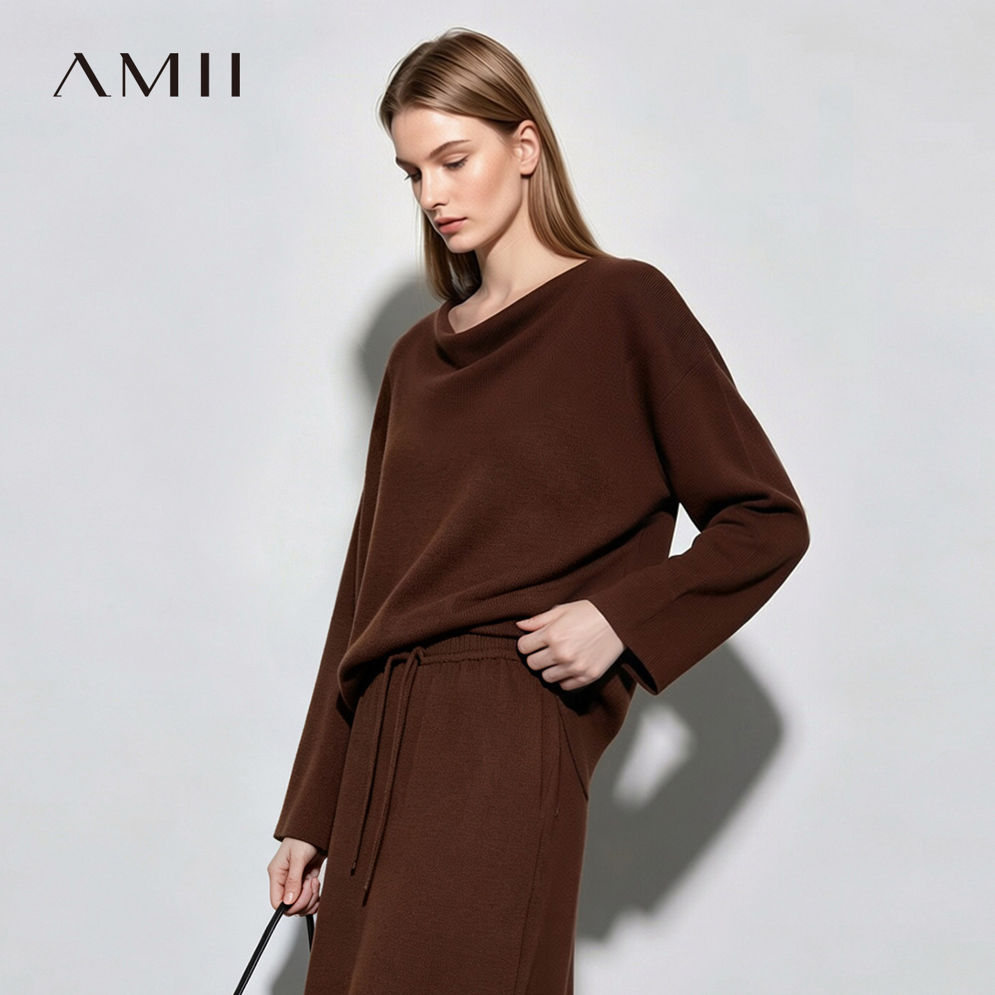 Amii2026秋新款通勤风斜微荡领长袖毛衣女12针工艺宽松落肩上衣