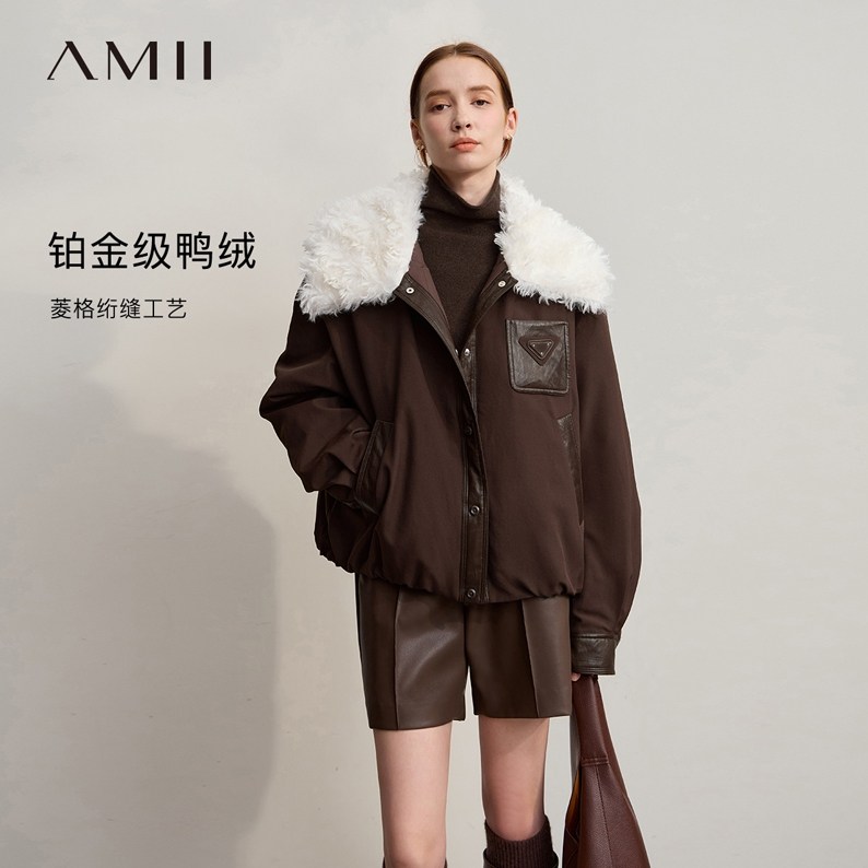 Amii2025冬新款休闲保暖毛领皮革拼接羽绒服女橡筋花苞摆宽松上衣