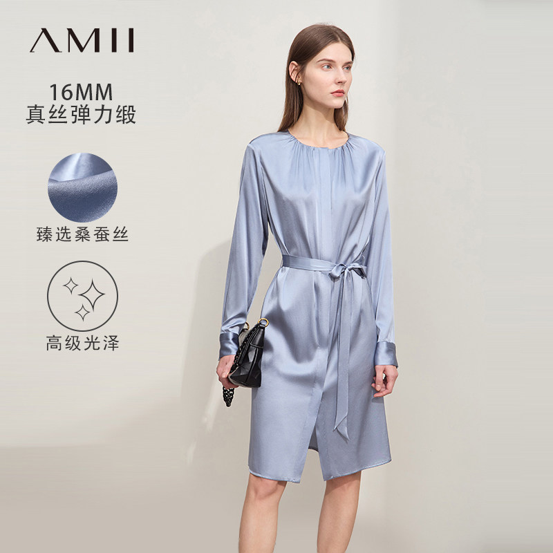 Amii2026秋新款圆领碎褶配腰带弹力缎桑蚕丝连衣裙女衬衫裙中裙子