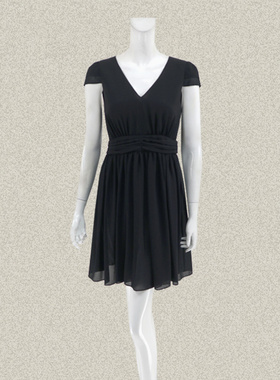 爱珂菲yidian 正品 碎褶遮肚V领黑色OL气质女夏季短袖连衣裙35164