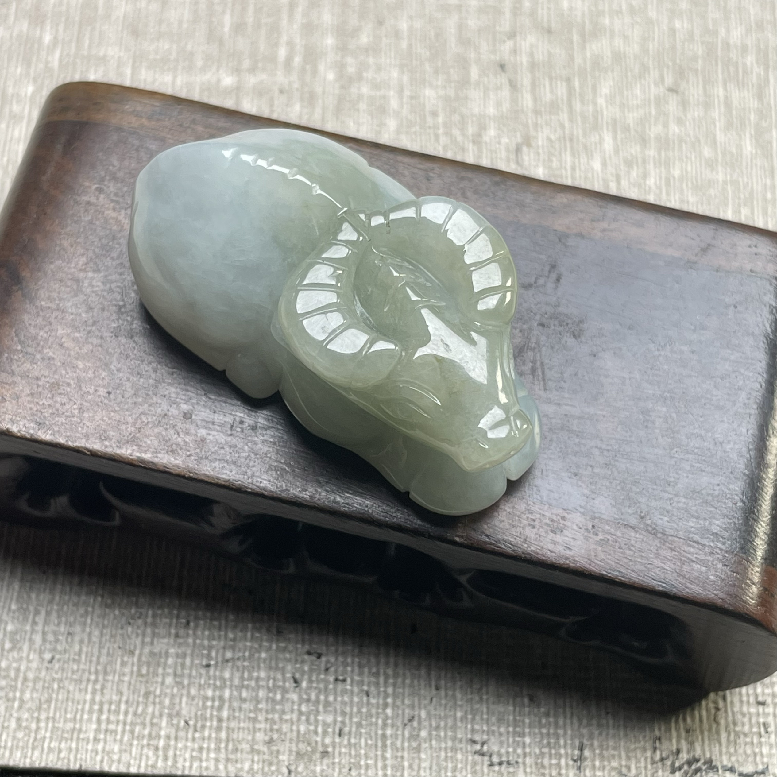 隆慈缘原矿翡翠源头直发A货翡翠冰糯种淡绿色生肖牛吊坠玉牛吊坠