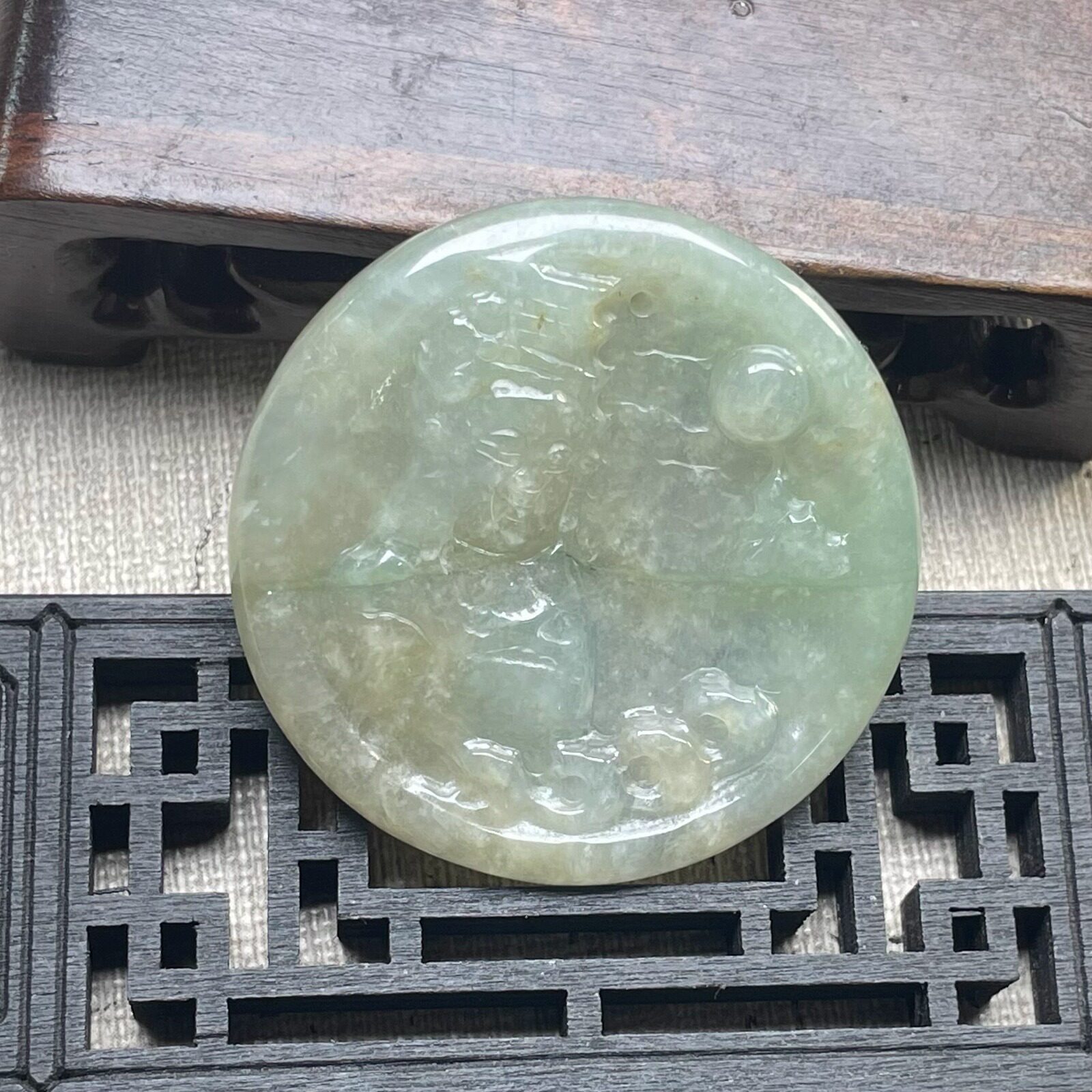隆慈缘原矿翡翠源头直发A货翡翠冰糯种45mm淡绿妈祖头像吊坠特价