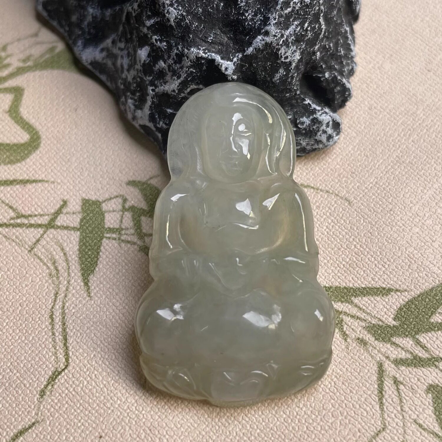 隆慈缘原矿翡翠源头直发A货翡翠冰糯淡绿观音吊坠玉石观音挂件