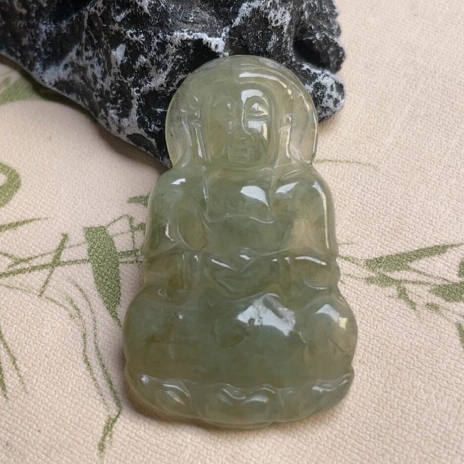 隆慈缘原矿翡翠源头直发A货翡翠冰糯淡绿观音吊坠瑕疵品观音挂件