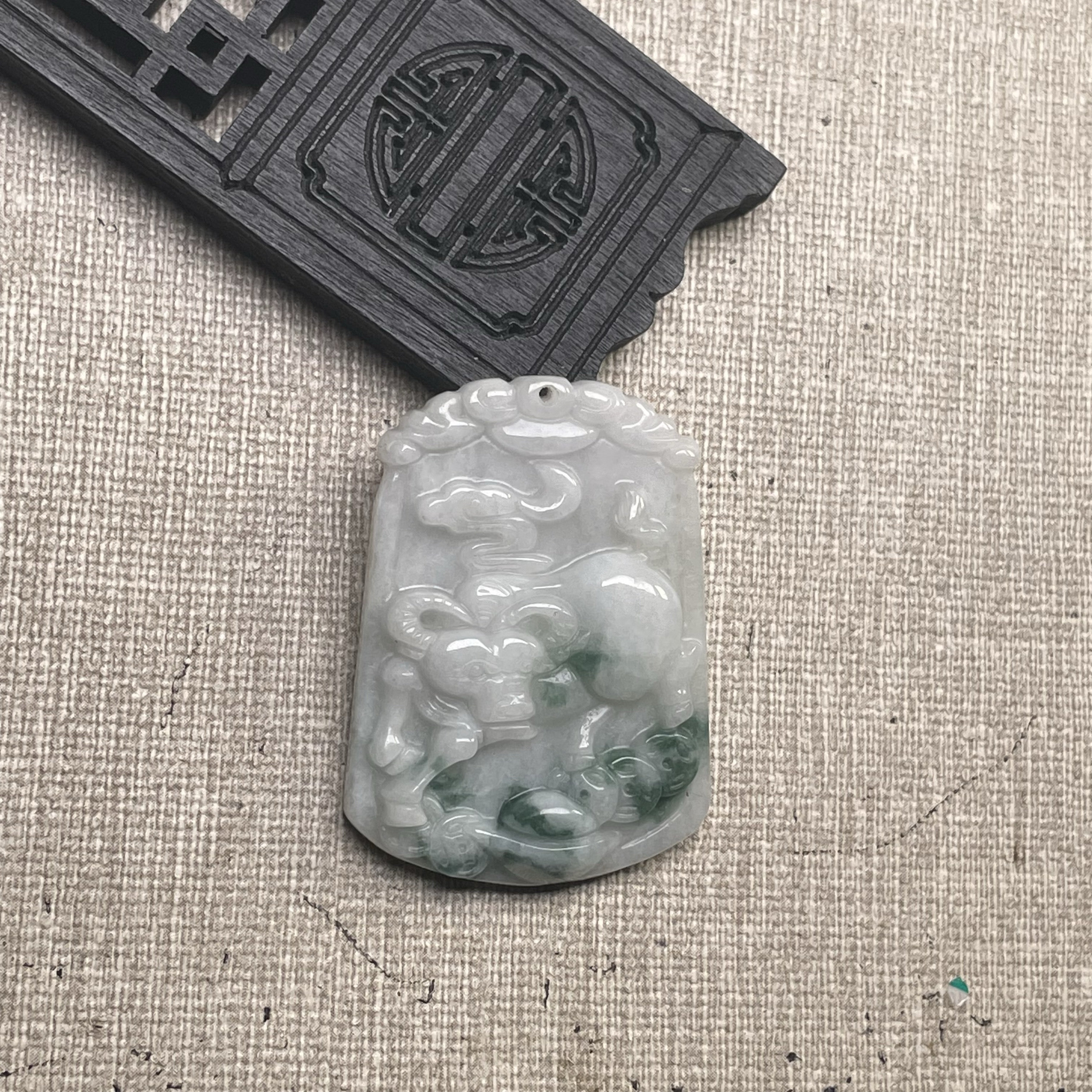 隆慈缘原矿翡翠源头直发A货翡翠糯种飘花牛气冲天翡翠生肖牛挂件
