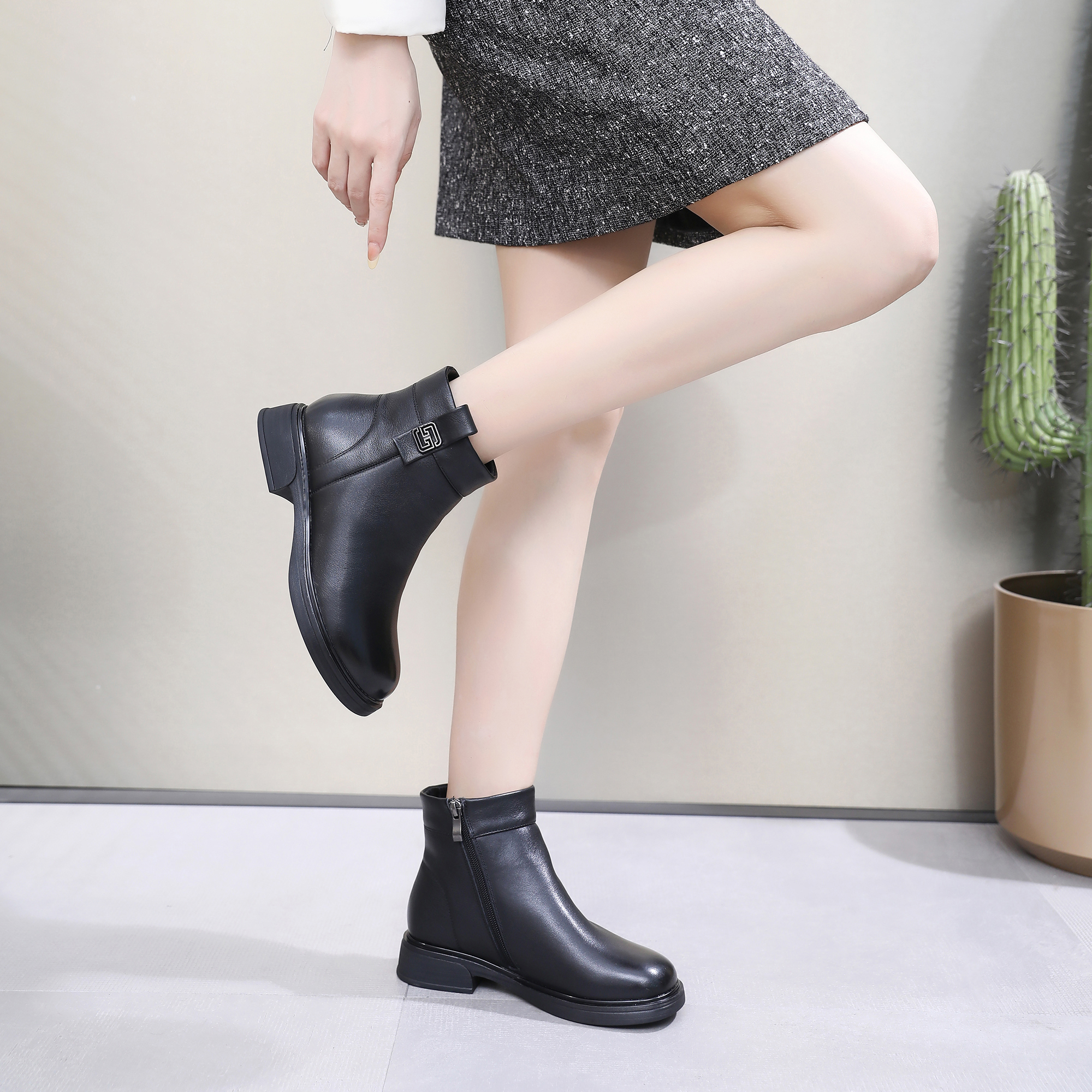 吉菲儿真皮中跟短靴女新款马丁靴