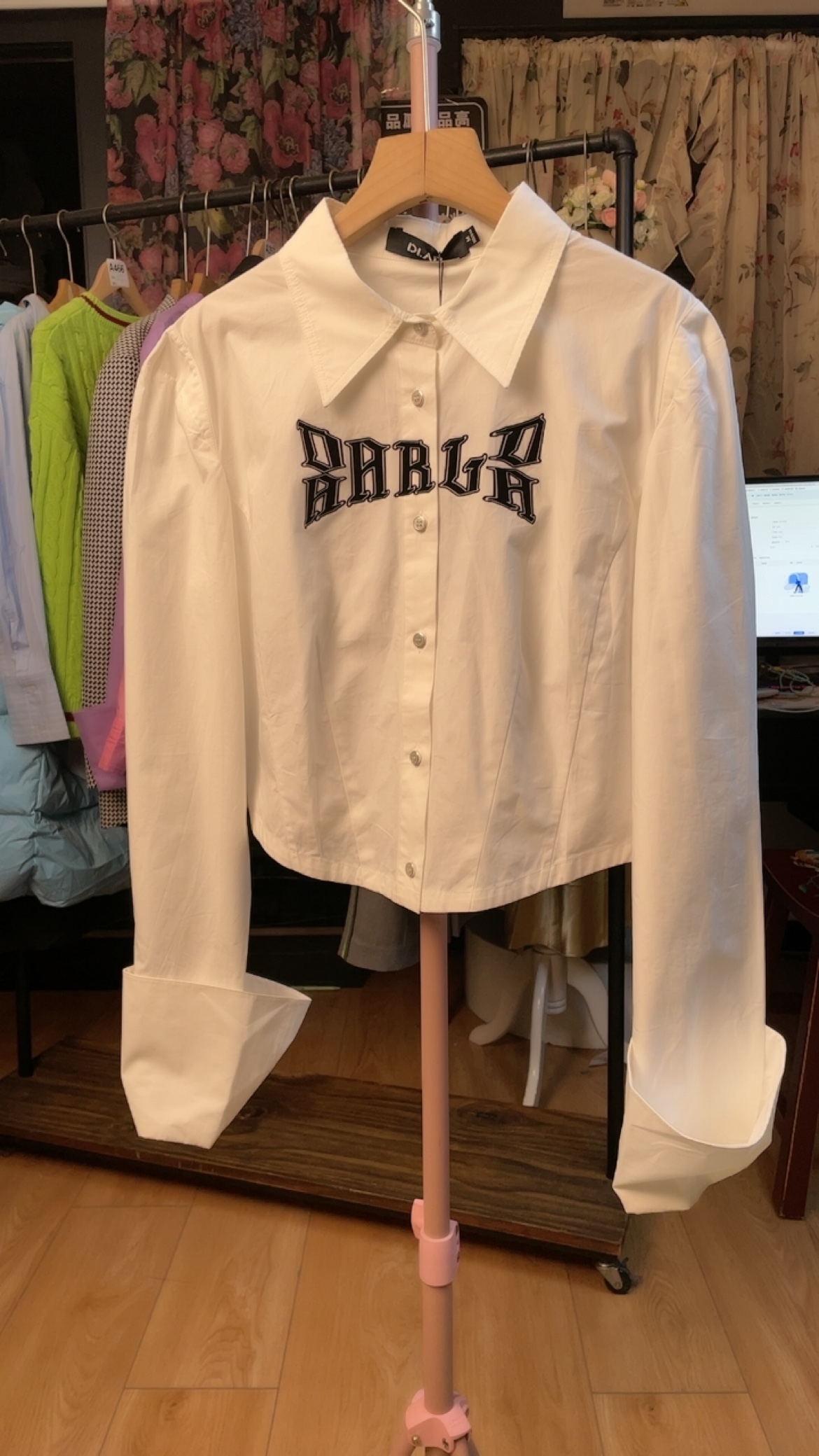 达L达品牌撤柜女装秋冬系列刺绣字母短款衬衫